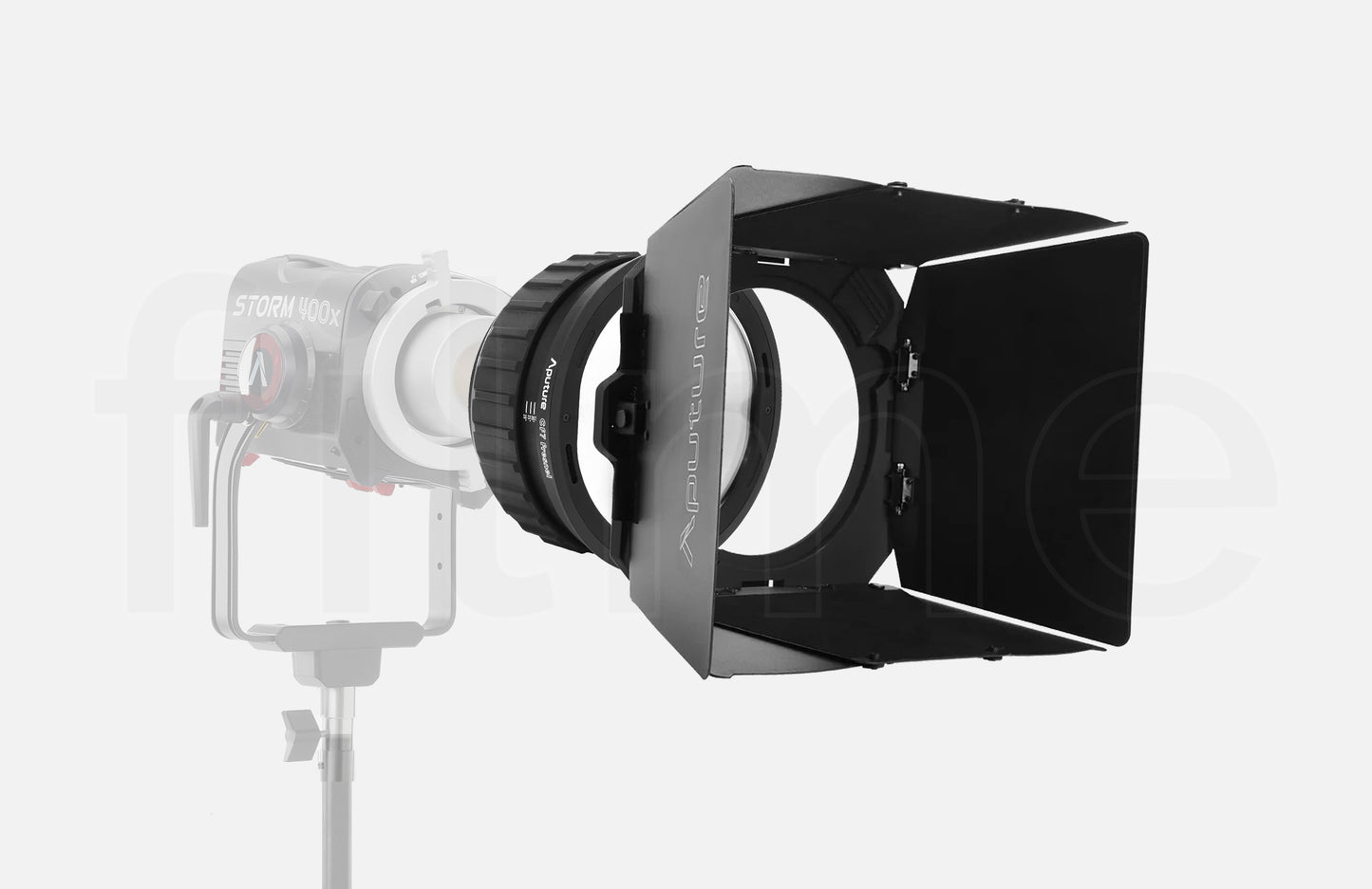 Location Aputure CF7 – kit fresnel et volets barn doors à Paris chez Filme